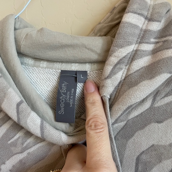 Sweaty Betty Light Grey Zebra Animal Print Essential Cropped Hoodie Women Large - Picture 6 of 9